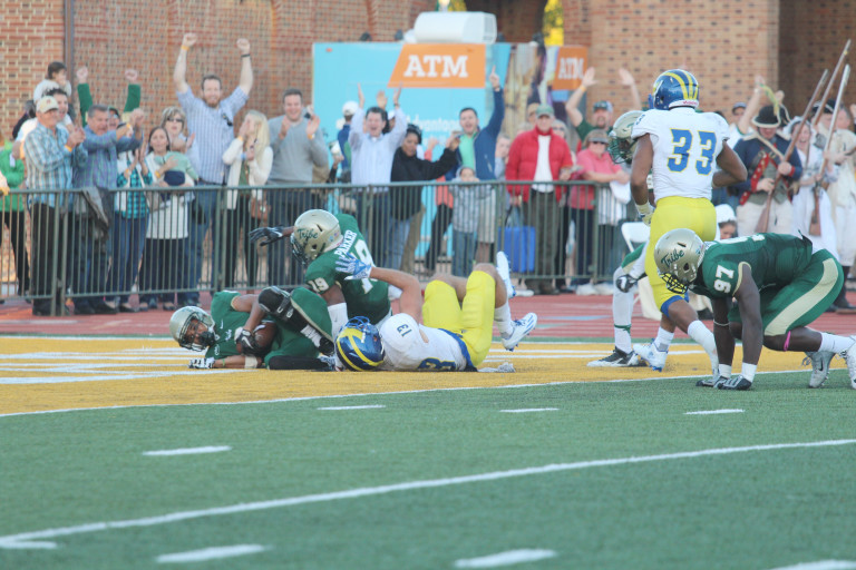 Football: Fourth quarter comeback at homecoming ends College’s losing streak