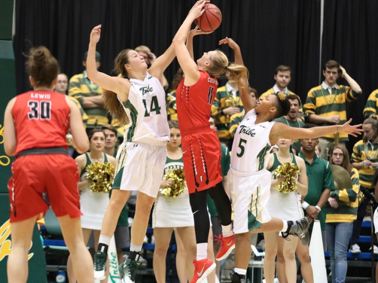 Women’s Basketball: College dominates Loyola 70-49