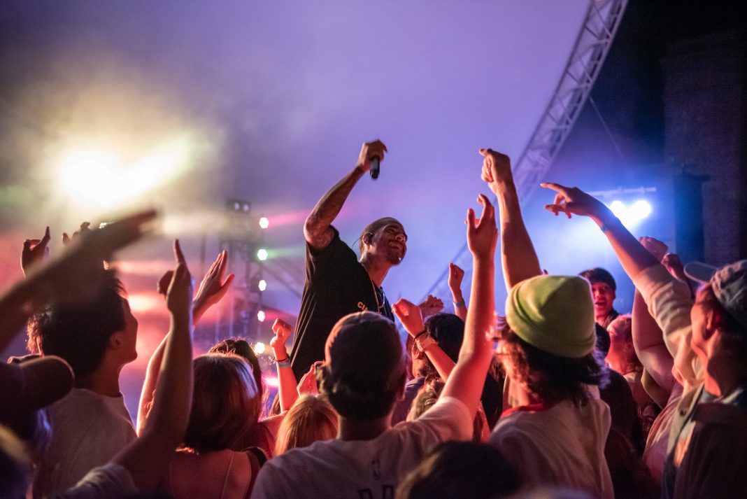 Photo Series Social House, Cody Lovaas take the stage at Matoaka