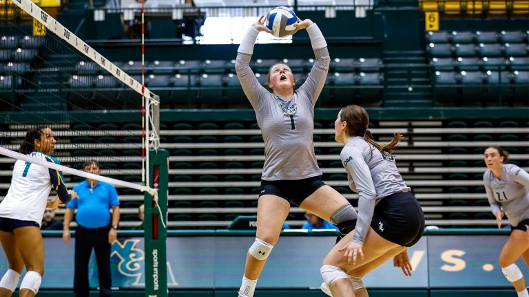 Women’s volleyball evens weekend series against Elon at one apiece