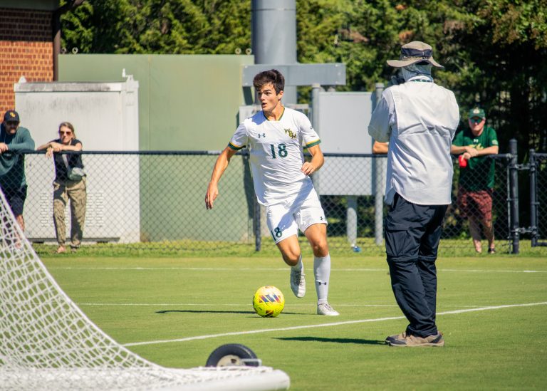 Men’s soccer drops tightly-contested matchup against Charleston, 3-2