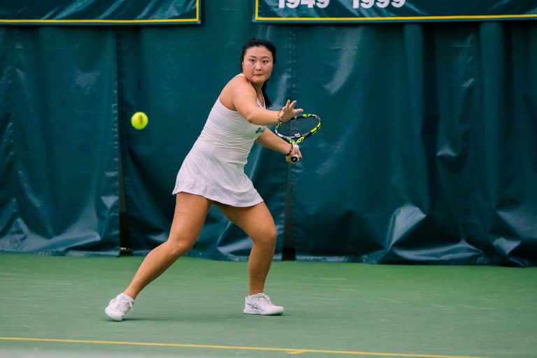 Women’s tennis cruises through weekend slate, begins season 2-0