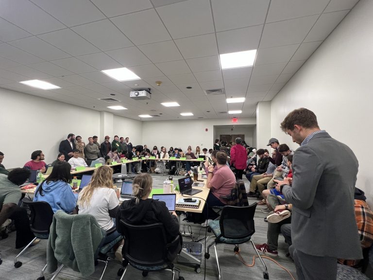 Students packed in the March 26 Senate meeting. PEERAWUT RUANGSAWASDI / THE FLAT HAT