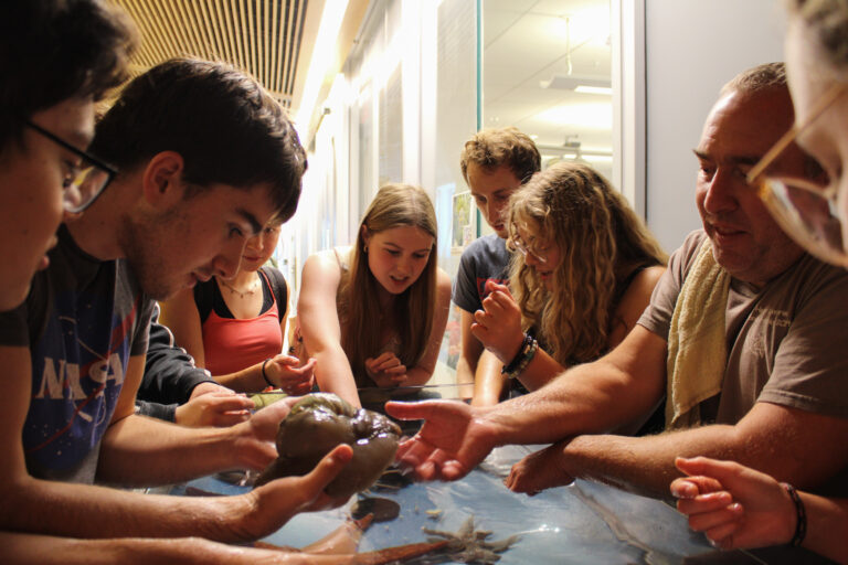 Community bonds with science at Sci-Fri: ISC event entertains students, families, community members